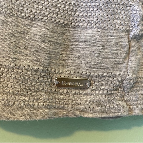 🐠3/$20🐠 Grey Bench Short T-Shirt - Picture 3 of 4